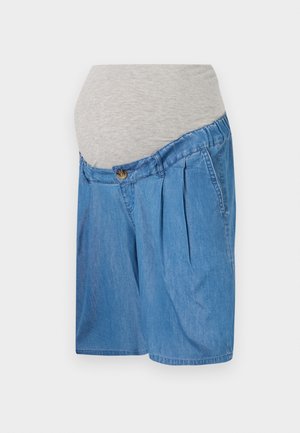 Denim graviditetsshorts med en grå elastisk midje, med folder og knaplukning, i en lys blå farve med en glat tekstur.