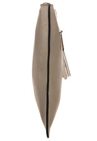 Clutch in pelle beige con profilo slim e rifiniture nere. Presenta una chiusura con zip e un accentuatore a frange per un tocco di dettaglio in più.