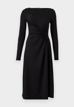 Robe midi noire à manches longues avec un col bateau et un détail noué sur le côté créant un effet froncé à la taille.