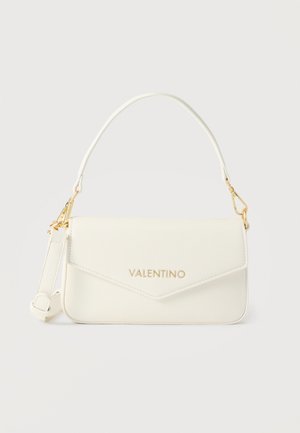 Bolso de mano Valentino de cuero blanco con logo dorado y correa de hombro desmontable, que cuenta con un asa superior curva y solapa estilo sobre.