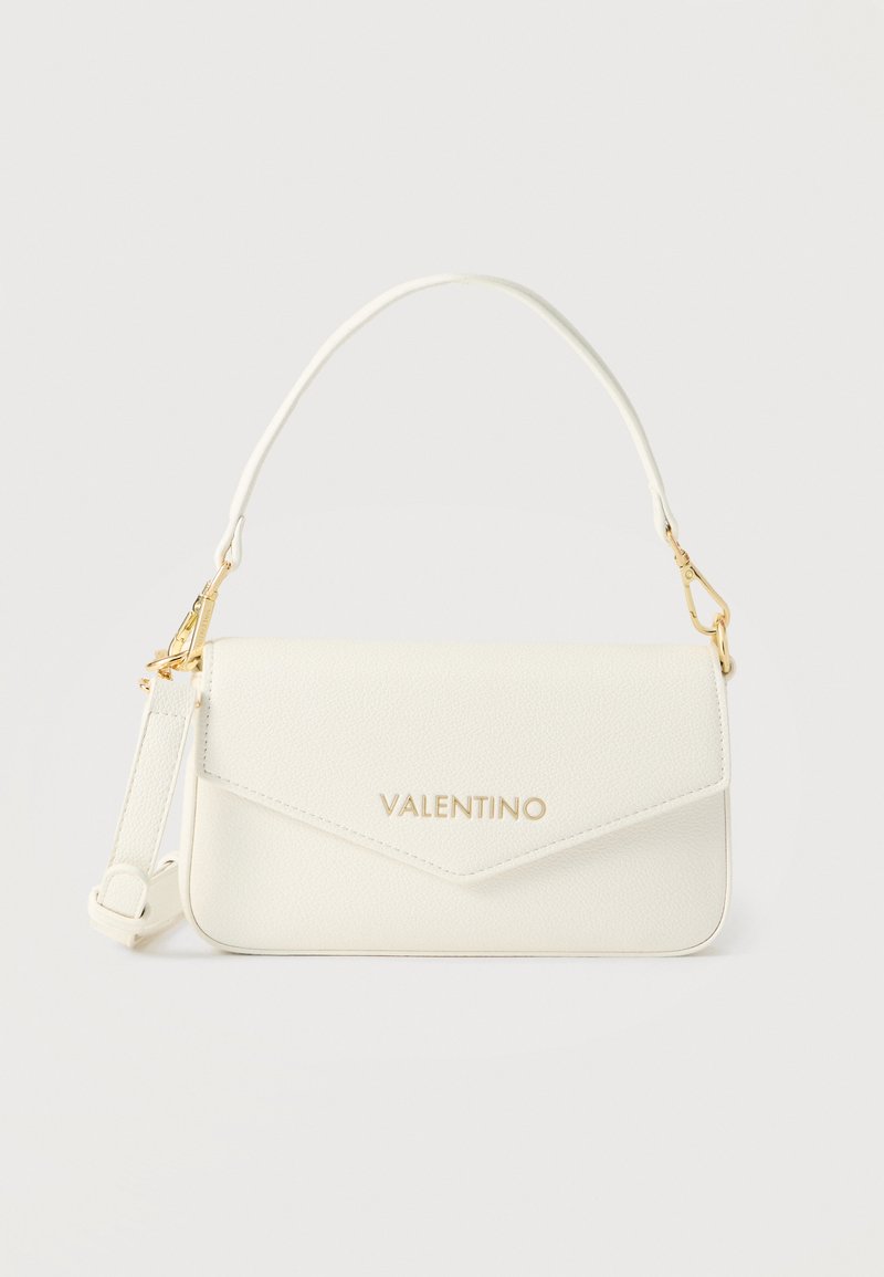 Λευκό δερμάτινο τσαντάκι Valentino με χρυσό λογότυπο και αφαιρούμενο ιμάντα ώμου, με κυρτή χειρολαβή στο πάνω μέρος και καπάκι σε στυλ φάκελου.