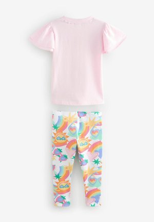 Haut rose à manches courtes avec des manches volantes, associé à un legging multicolore arborant des motifs d'arc-en-ciel et de soleil.