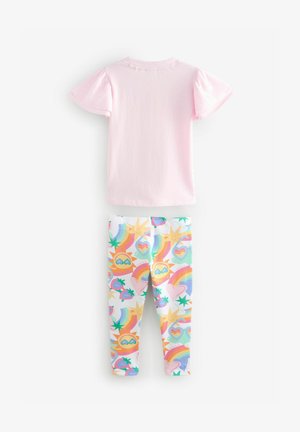 Różowa bluzka z krótkim rękawem z falbankami, zestawiona z legginsami w wielokolorowe wzory w tęcze i słońca.