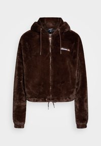 Brązowy, krótki hoodie z sztucznego futra, zapinany na zamek, z ściągaczem u dołu oraz haftowanym logo na klatce piersiowej. Posiada kaptur i długie rękawy.