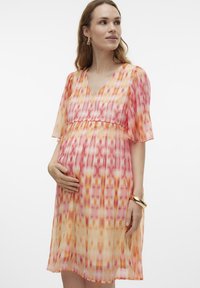 Materinska obleka z V-izrezom, kratkimi flikajočimi rokavi in tekočim krilom do kolen. Ima večbarvni tie-dye vzorec v roza in oranžni barvi.