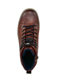 Braunes Leder-Hochschnittschuh mit Metallösen, dunklen Schnürsenkeln und einer strukturierten Oberfläche; gepolsterter blauer Innenraum und Gummisohle.