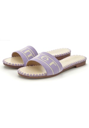 Infradito viola con ampie cinghie in tessuto caratterizzate da un logo giallo a contrasto, suola morbida e bordi cuciti. Design piatto, senza tacco.