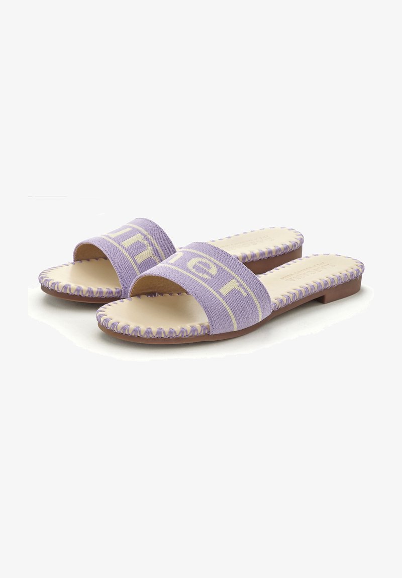Infradito viola con ampie cinghie in tessuto caratterizzate da un logo giallo a contrasto, suola morbida e bordi cuciti. Design piatto, senza tacco.
