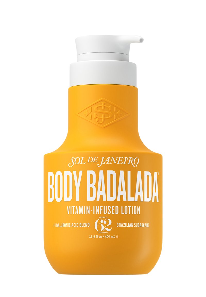 Flacon orange vif de lotion vitaminée Sol de Janeiro Body Badalada avec distributeur pompe blanc et texte blanc en gras à l’avant.