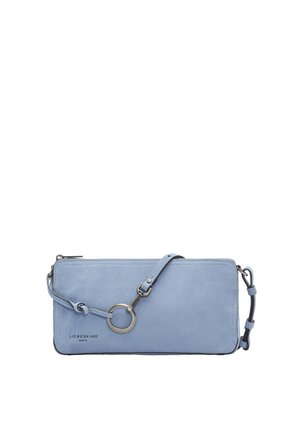 Rechteckige hellblaue Veloursleder-Crossbody-Tasche mit einem silbernen Ringdetail und verstellbarem Riemen, vorne mit Liebeskind Berlin Logo.