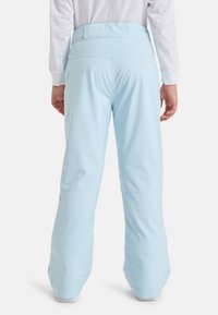 Calças de neve azul claro com um design de pernas largas, feitas de um material suave, com uma cinta na cintura e bainhas inferiores reforçadas.