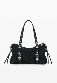 Sac à main noir avec un design en tissu doux froncé. Présente une quincaillerie argentée, des sangles noires amovibles et des côtés froncés avec des liens décoratifs.