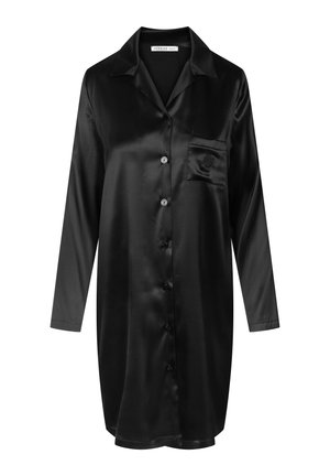 Schwarzes Satin-Hemdkleid mit langen Ärmeln, Kragen, durchgehender Knopfleiste und einer einzelnen Brusttasche mit dezent eingesticktem Logo.