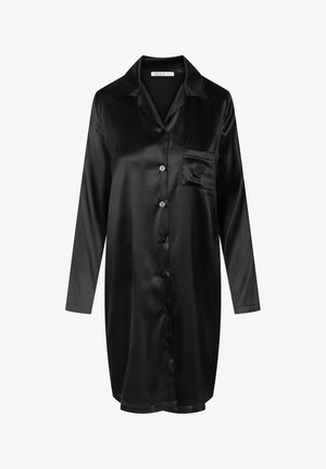Abito camicia in raso nero con maniche lunghe, colletto, chiusura con bottoni sul davanti e una singola tasca sul petto con un ricamo logo discreto.