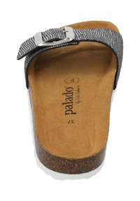 Flip-flop sandaal met een gestructureerde zwarte band met een zilveren gesp, een gevoerde tan voetbed en een kurken zool. Vlak ontwerp.