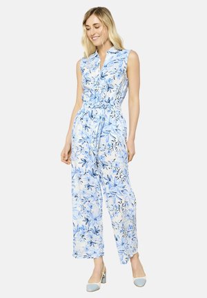 Jumpsuit floreale con scollatura a colletto, maniche corte e vita arricciata. Presenta una stampa floreale blu su uno sfondo chiaro e un design a gamba larga.