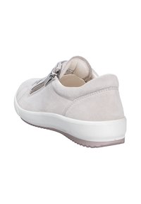 Chaussure slip-on en suede gris clair avec semelle en caoutchouc blanc. Présente une fermeture éclair latérale et un col rembourré pour plus de confort.
