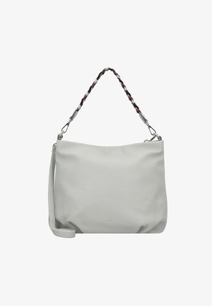Bolso de hombro de cuero gris con un asa trenzada en negro, blanco y granate. Presenta un diseño elegante y una correa ajustable.