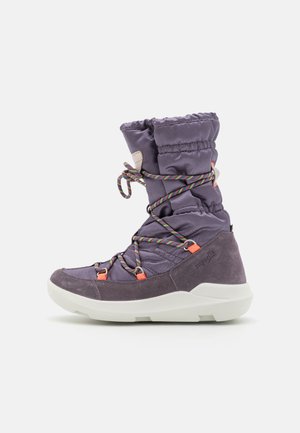 Lila wasserdichte Stiefel mit einem weichen, gepolsterten Oberteil, strukturierten Wildleder-Akzenten, mehrfarbigen Schnürsenkeln und einer weißen, gepolsterten Sohle.