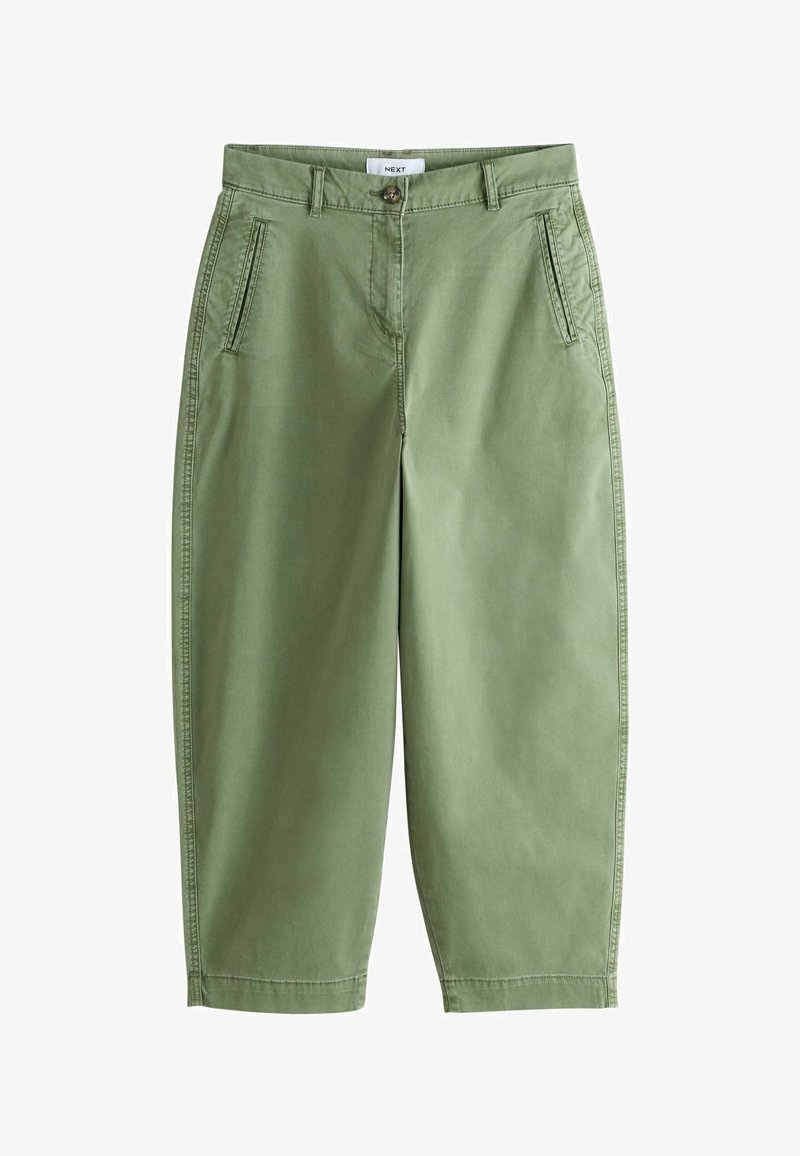 Pantalon court taille haute vert olive avec poches fendues sur les côtés, passants pour ceinture et fermeture par boutons à l'avant.
