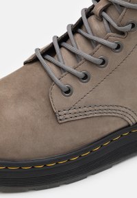Dr. Martens Stivaletti stringati - dark grey
