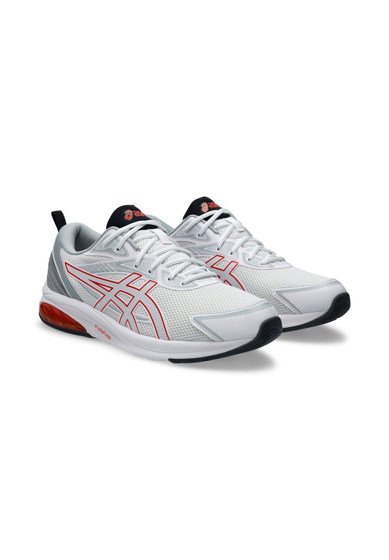 Weiße Sportschuhe mit roten Akzenten, atmungsaktives Obermaterial aus Mesh, gepolsterte Zunge und Kragen sowie eine schwarze Sohle mit sichtbarem Luftpolster.
