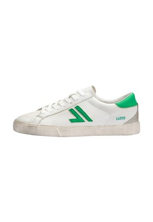 Białe niskie buty sportowe z zielonym logo i łatką na pięcie, teksturowaną podeszwą oraz oznaczeniem "LLOYD" po boku.
