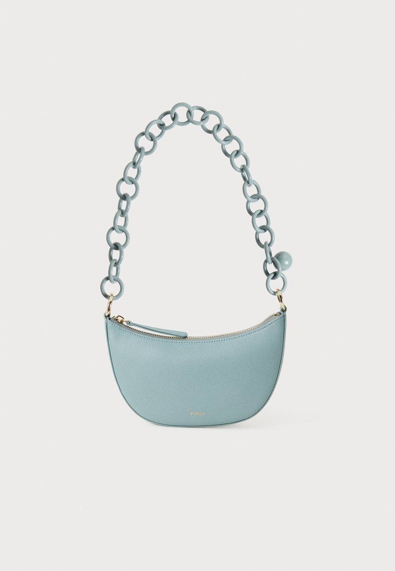 Gaiši zila ādas rokassoma ar izliekta dizaina un masīvu ķēdes siksnu. Aprīkota ar rāvējslēdzēja aizdari un zelta krāsas metāla akcentiem.