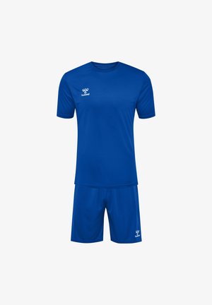 Niebieski zestaw odzieży sportowej z okrągłym dekoltem i krótkimi rękawami oraz dopasowanymi szortami, wykonany z lekkiego materiału z detalami logo.
