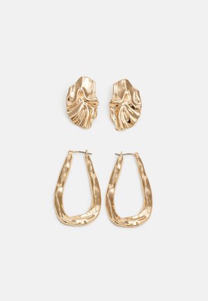 Ohrringe in Goldoptik mit strukturierten, gewellten Formen. Beinhaltet skulpturale Clip-Ohrringe und ein offenes Hoop-Design mit gehämmertem Finish.