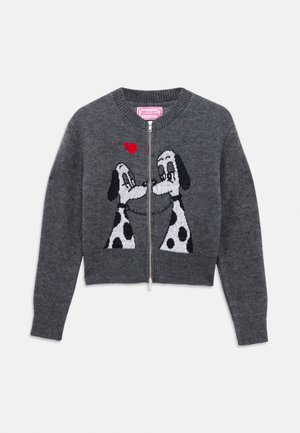Sweatshirt zippé gris avec deux chiens noirs et blancs aux taches se faisant face et un petit cœur rouge au-dessus d'eux sur la poitrine.