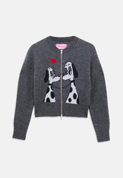 Siv zadrge pulover s dvema črnobelim pikčastima psoma, ki se gledata, ter majhno rdečo srce nad njima na prsih.