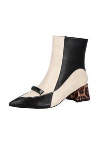 Botín de tobillo de punta afilada con un diseño dividido en cuero negro y beige. Tacón texturizado con estampado de leopardo, adornado con un detalle en negro.