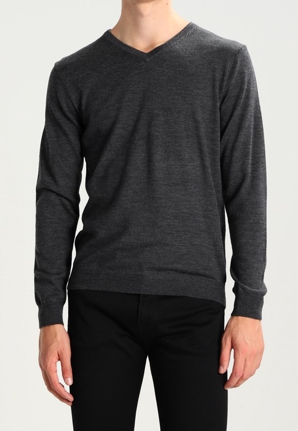 Ciemnoszary sweter v-neck z miękkiego materiału, z długimi rękawami i dopasowanym krojem, w połączeniu z czarnymi spodniami.