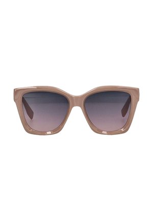 Gafas de sol grandes de color marrón con lentes oscuros en degradé, montura de plástico gruesa y bordes angulosos. Sin adornos ni patrones adicionales.