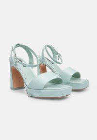 Bata Magas sarkú szandálok - blu