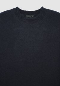 Maglione lavorato a maglia di colore blu navy con scollo rotondo e trama a coste. Presenta un'etichetta con la scritta "CALLIOPE" e la taglia "L" sul collo.