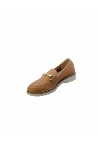 Mocassino in pelle marrone con finitura liscia, dettagli in metallo dorato, punta rotonda e suola testurizzata per una migliore aderenza.