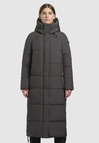 Lange, puffy jas in donkergrijs met een hoge kraag, vierkante quilted ontwerpelementen en ritszakken; voorzien van een aantrekkoord bij de capuchon.