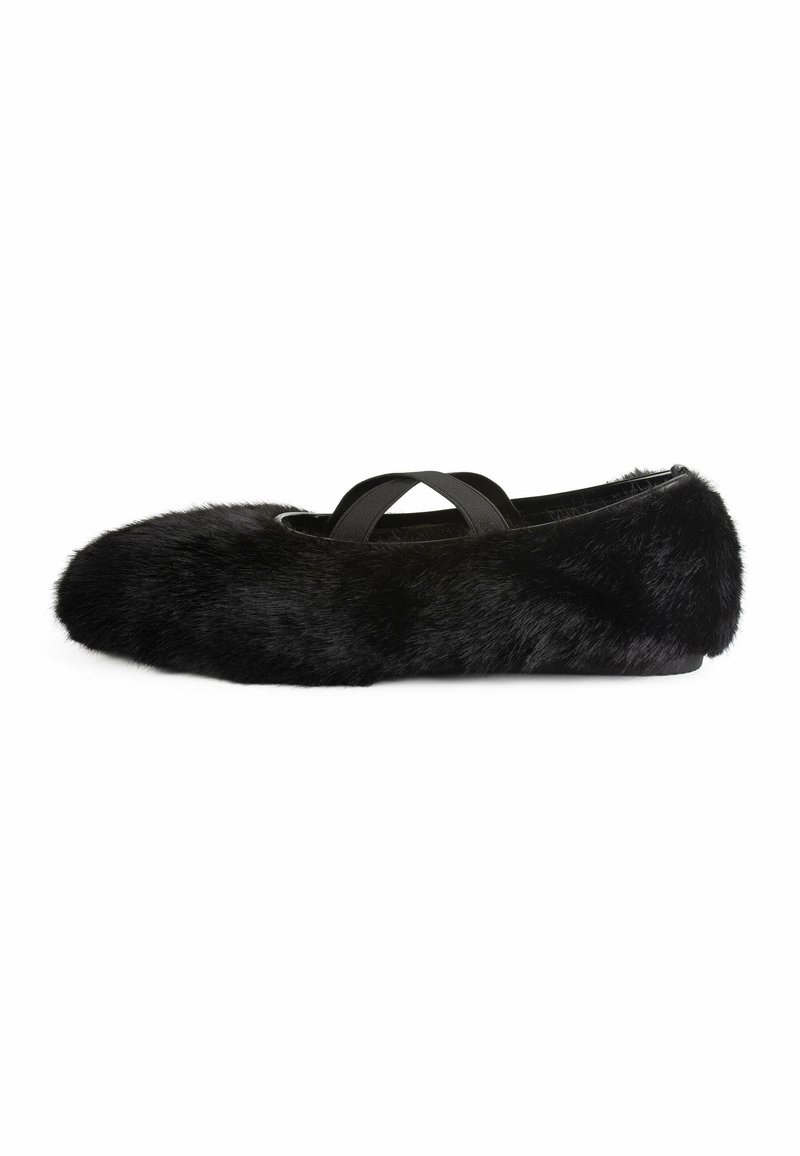 Czarne baleriny wykonane z futra syntetycznego, z zaokrąglonym czubkiem i dwoma czarnymi elastycznymi paskami na podbiciu. Miękka faktura i elegancki design.