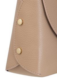 Borsa a mano in pelle beige con finitura testurizzata, dotata di accessori in metallo dorato e cuciture a contrasto lungo i bordi.