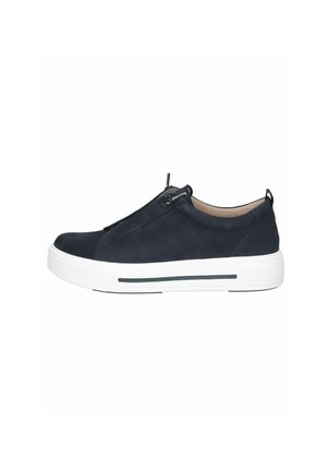 Tengerészkék velúr slip-on sportcipő fehér platform talppal és fekete csíkkal. Rugalmas fűzővel rendelkezik a könnyű felhúzhatóság érdekében, és minimalista dizájnnal készült.