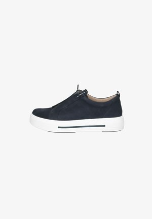 Tengerészkék velúr slip-on sportcipő fehér platform talppal és fekete csíkkal. Rugalmas fűzővel rendelkezik a könnyű felhúzhatóság érdekében, és minimalista dizájnnal készült.