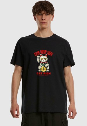 Zwarte katoenen t-shirt met een grafiek van een zwaaiende kat met een munt, verfraaid met rode tekst die "GET RICH" onderaan leest. Korte mouwen, relaxte pasvorm.