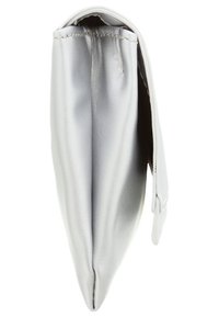 Stříbrná kožená kabelka s hladkým povrchem, trojúhelníkovým tvarem a přehnutým víkem. Obsahuje jemné prošívání podél okrajů.