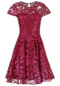 Robe en dentelle bordeaux avec motifs floraux, manches courtes, et jupe évasée, agrémentée d'accents en sequins et d'un détail en trou de serrure au dos.
