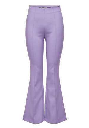 Pantaloni a campana viola realizzati in un tessuto morbido e elasticizzato. Presentano una vita alta e dettagli con cuciture verticali, offrendo una silhouette aderente.