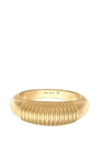 Goldplattierter Silberring mit einer glatten, abgerundeten Kante und einem strukturierten, gerippten Design auf dem äußeren Band; innen mit "Ag 925" gekennzeichnet.