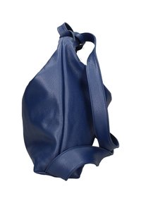 Blauwe leren handtas met een slungelig ontwerp, een lange strap en een geknoopt bovenste detail. De textuur is zacht en lichtjes gestructureerd.