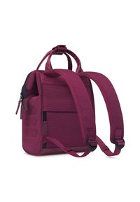 Sac à dos bordeaux avec une finition texturée, deux poignées supérieures, des bretelles réglables, une poche zip sur le côté et des accents en toile horizontale.